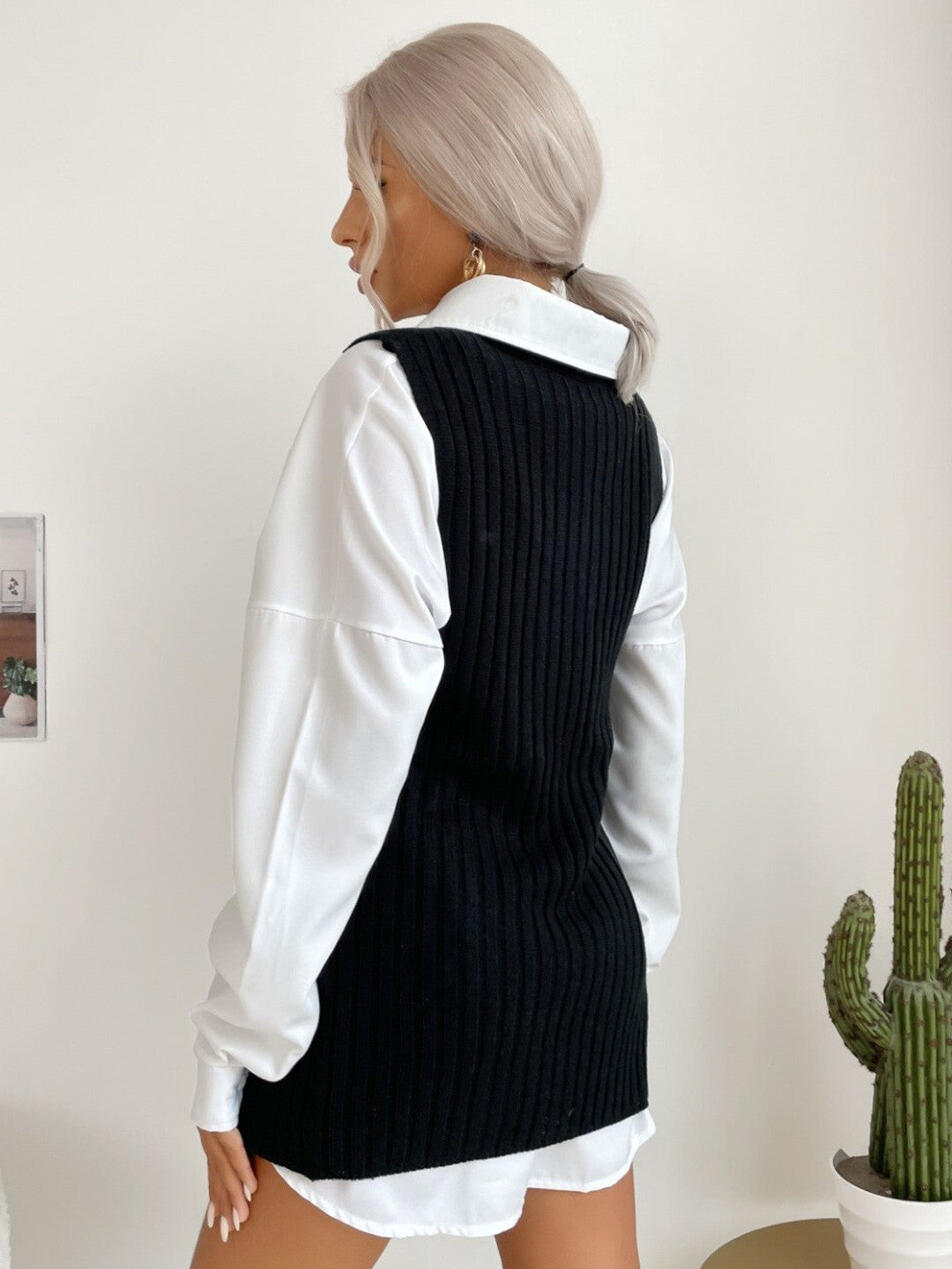 Black Round Neck Solid Sleeveless Polyester Sweater