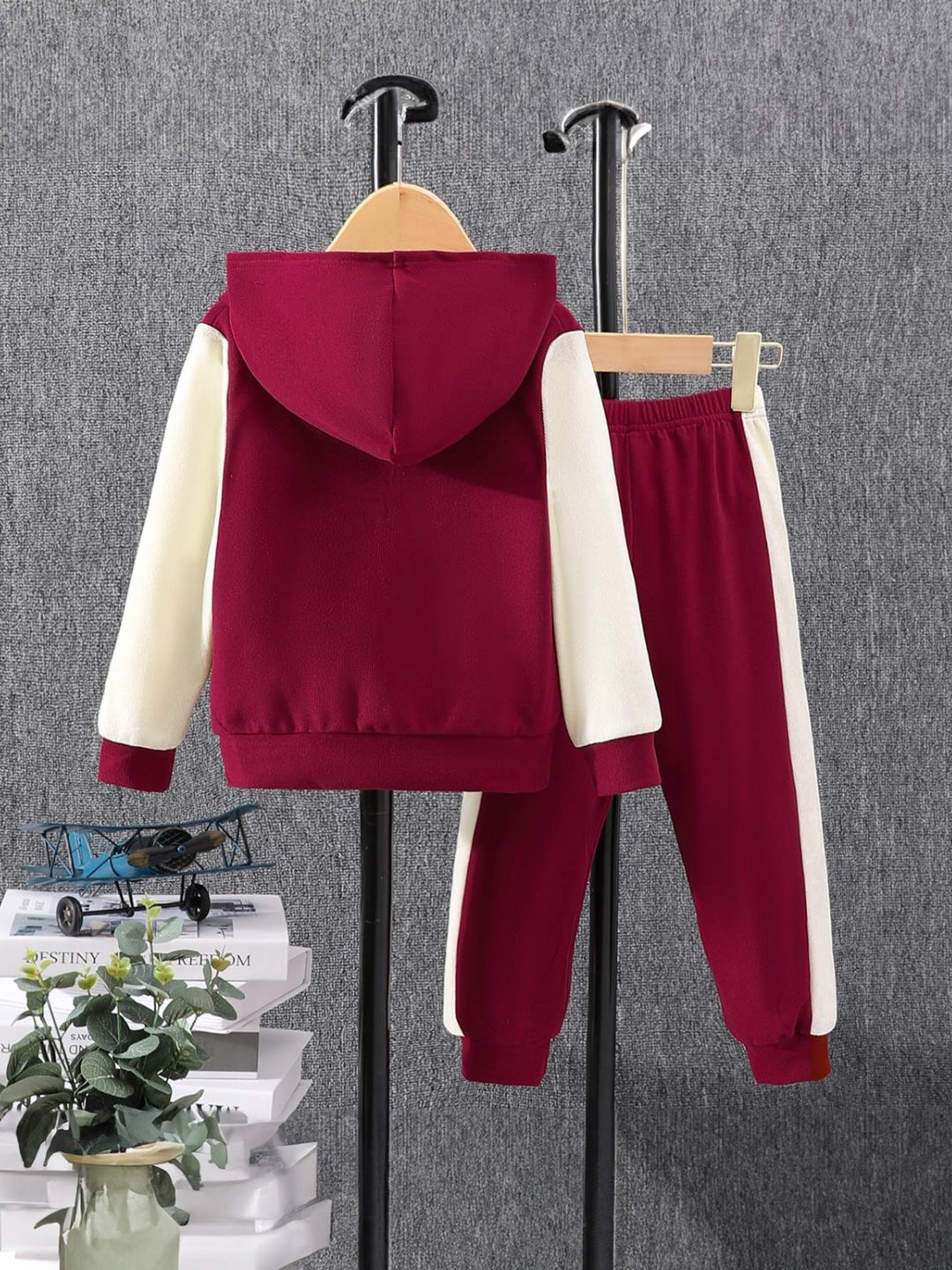 Red Hood Neck Solid Long Sleeves Polyester Hoodie & Trouser Set